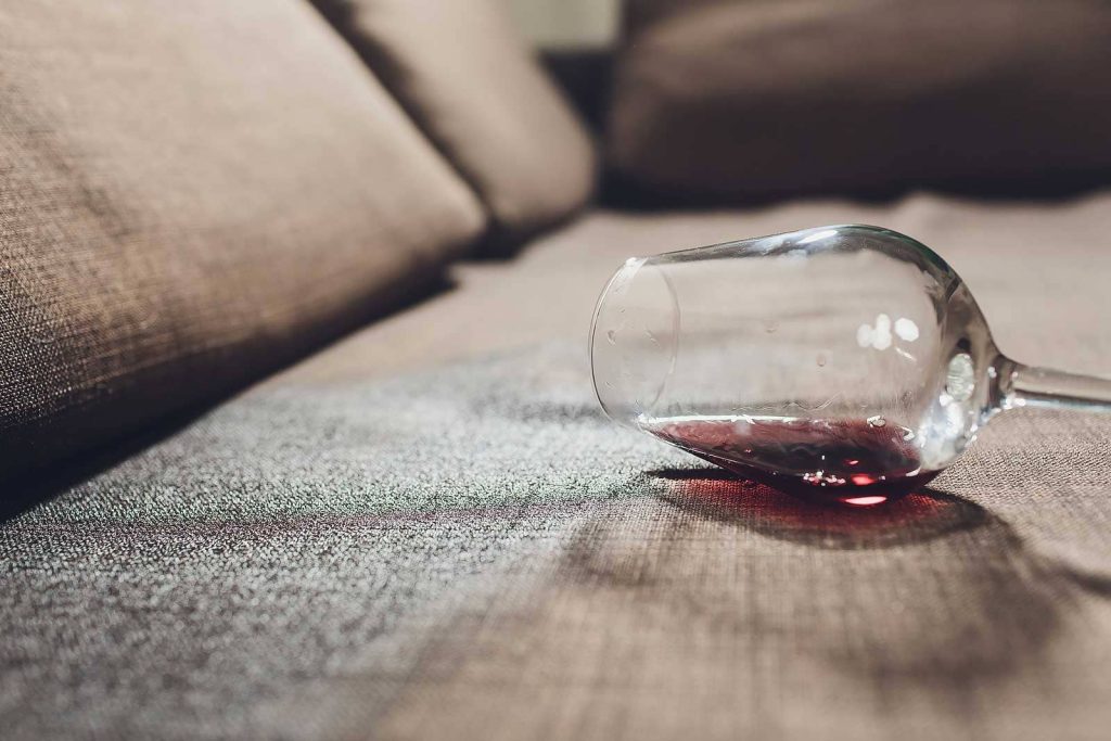 como eliminar manchas de vino en sofas de tela