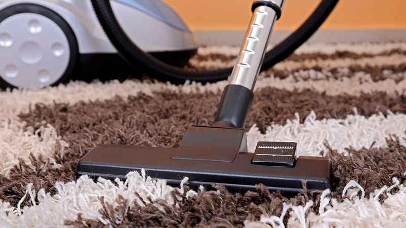 limpiando una alfombra de ácaros